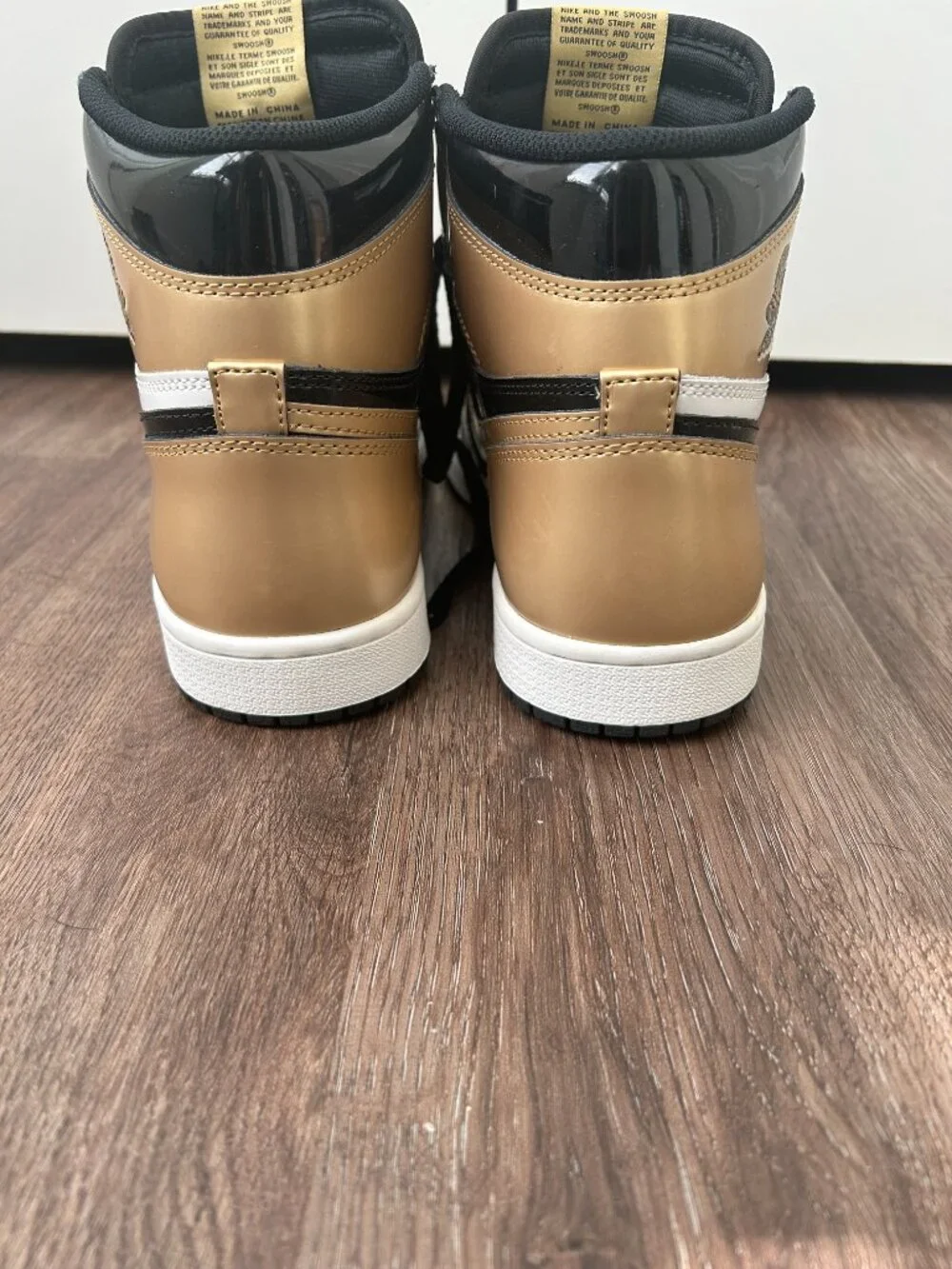 Air Jordan 1 High Gold Toe 2018 Men's Size 9